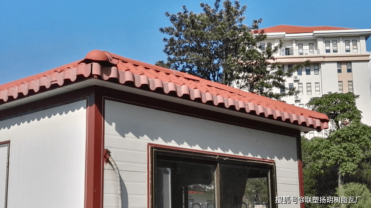 目前,市场上有的厂家生产的树脂瓦价格在20几元一平方仿