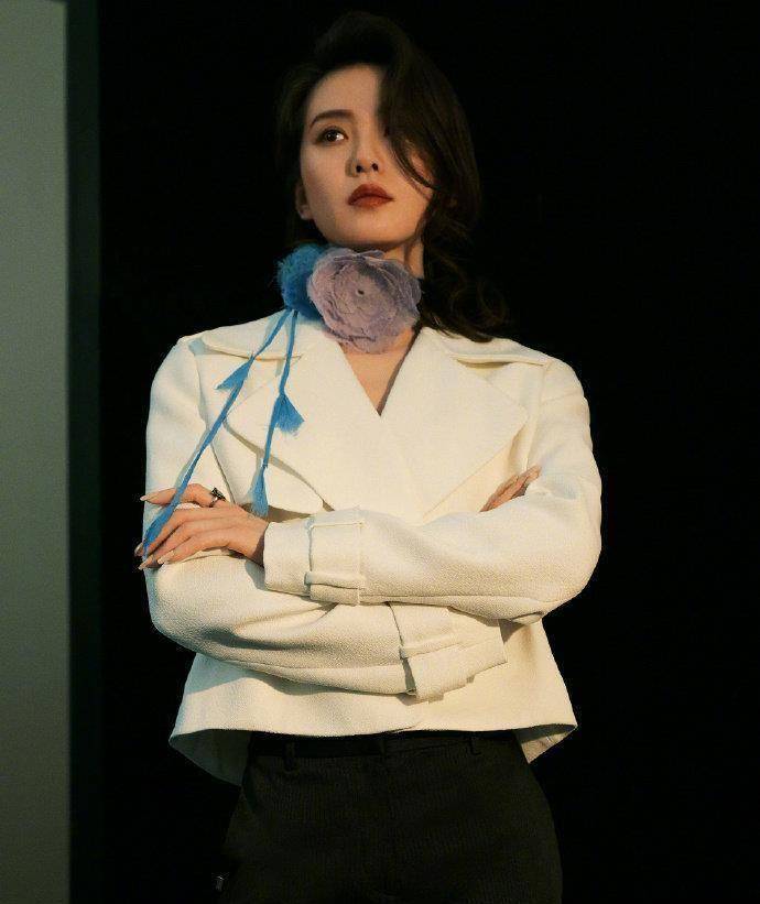 一起来看看复古少女刘诗诗2021新年第一期封面吧!