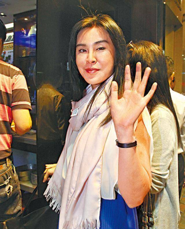 王祖贤最新自拍照曝光,右眼浮肿明显,曾被传遭遇车祸受伤_问题_女神