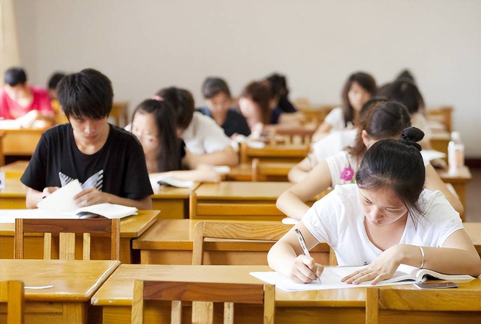 大学生期末考试,女老师站"桌子上"监考引热议,网友:别太离谱_方式
