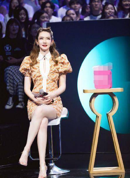 有一种腿叫戚薇比脸还白的腿,在舞台上像抹了一层厚奶油,服了!