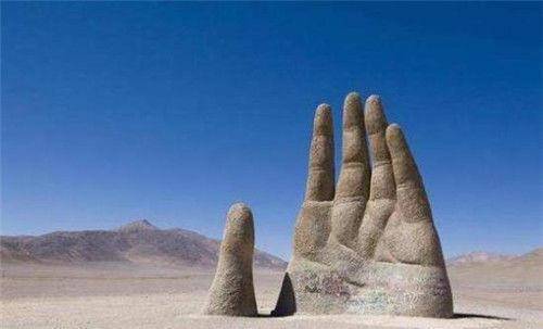 世界著名的三只手,一只握着树干,一只在沙漠中,最后一只在中国_赛普