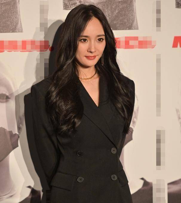 杨幂红毯无修图曝光,笑起来脸部肌肉纹丝不动,额头占脸一半长?