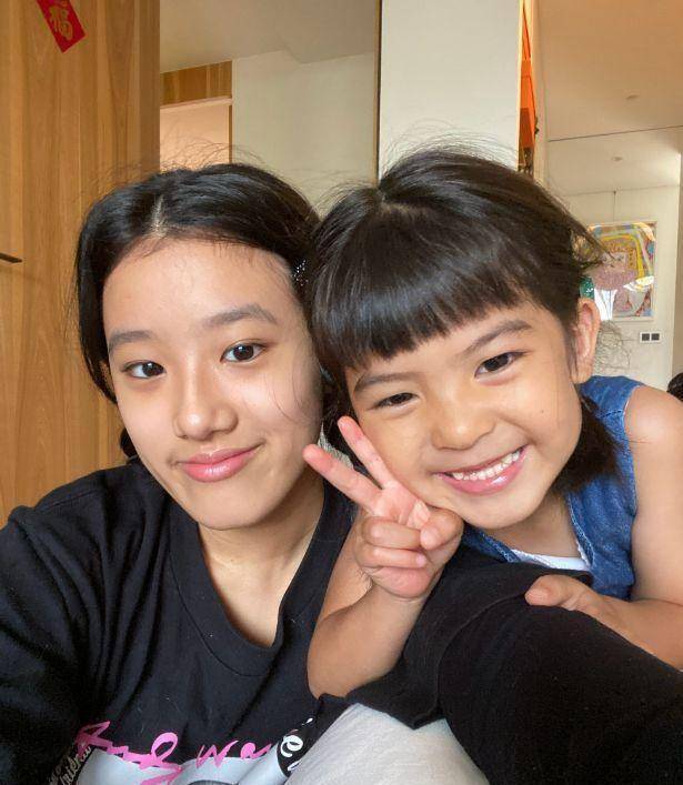 梧桐妹首露面,和bo妞咘咘搞怪自拍,三姐妹越长越像_贾静雯_照片_威胁