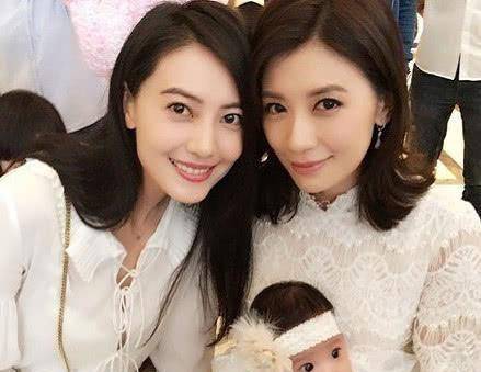 也总会给她们买很多的小礼物,而在高圆圆产女后,贾静雯也是第一时间发