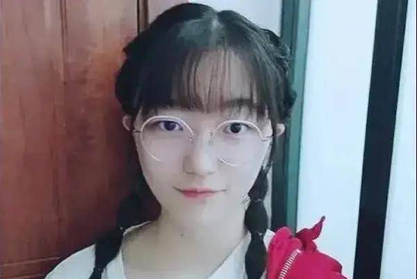 学霸女生携手同上牛津艳羡无数网友，站在优秀者身边不想优秀都难