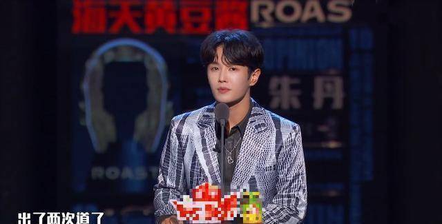 最扎心的吐槽都在不经意间比如:李汶翰一边去蔡徐坤你站中间_节目