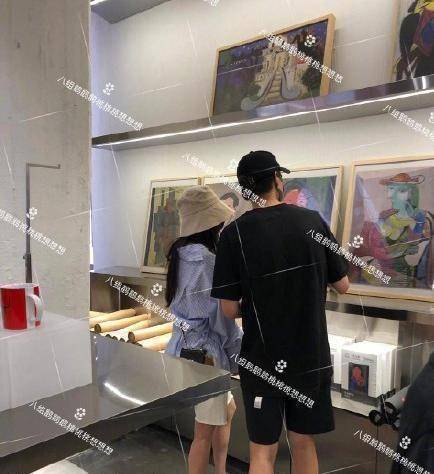 女方裹的严密,但胎记腿型衣服和杨幂如出一辙_关鸿_吴希泽_活动