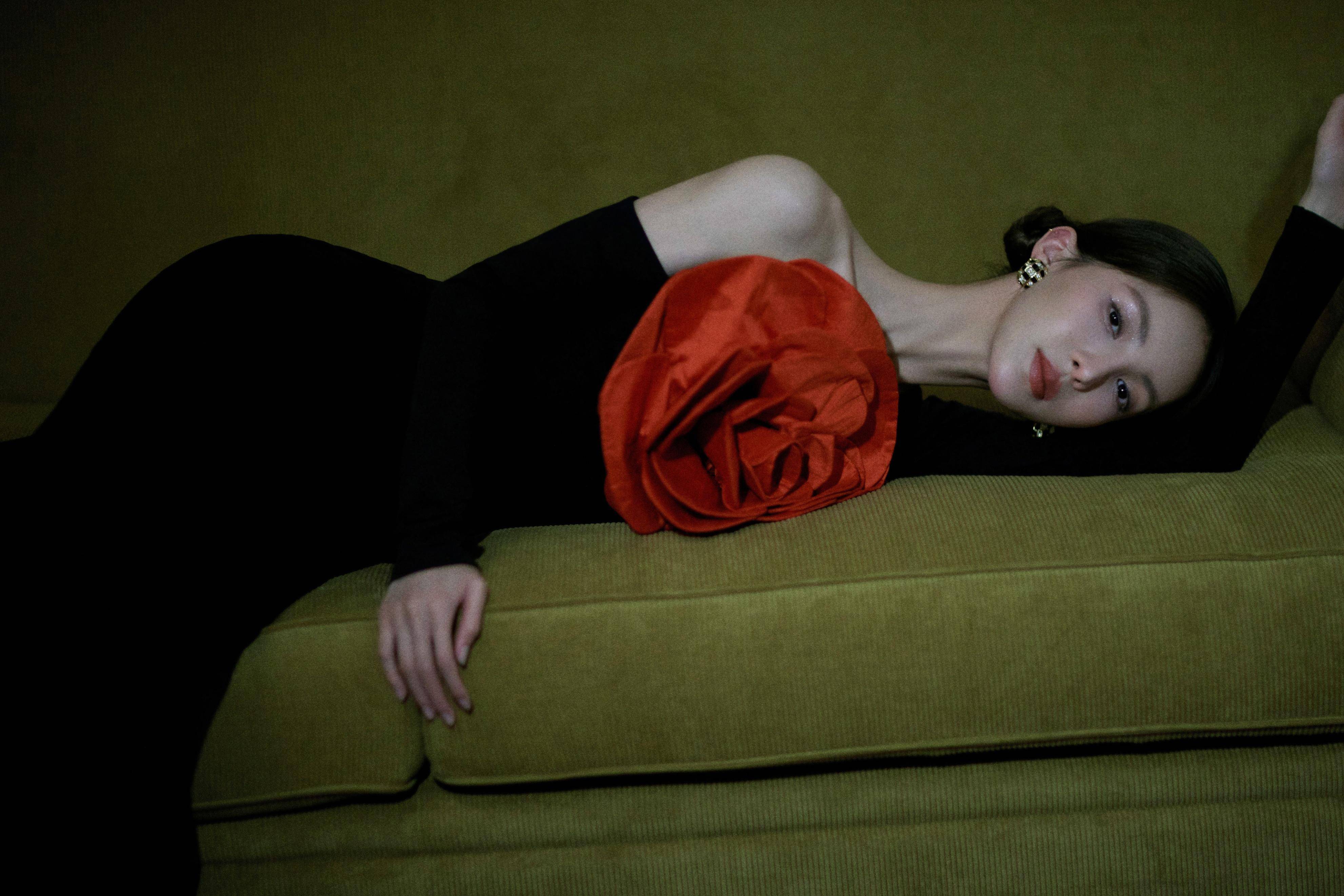 金晨黑色玫瑰礼服时尚动人_身材_黑夜_散发出