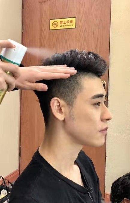 张云雷新店开业,装修豪华有巨型本人照片,员工个个都帅哥_相声_店铺