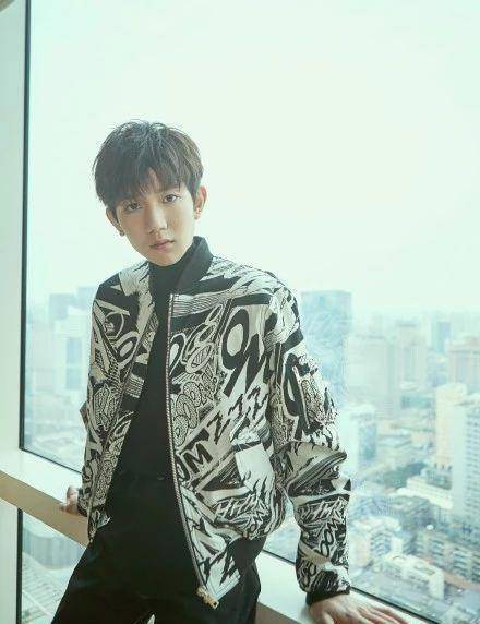 王源因为520的事件消失了一段时间,粉丝们都非常的想念,而现在王源也