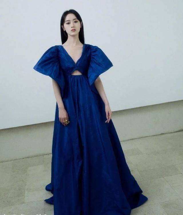 袁冰妍身穿蓝色拖地长裙,她俏脸清丽,秀眸明亮,乌黑的长发,露出白皙的
