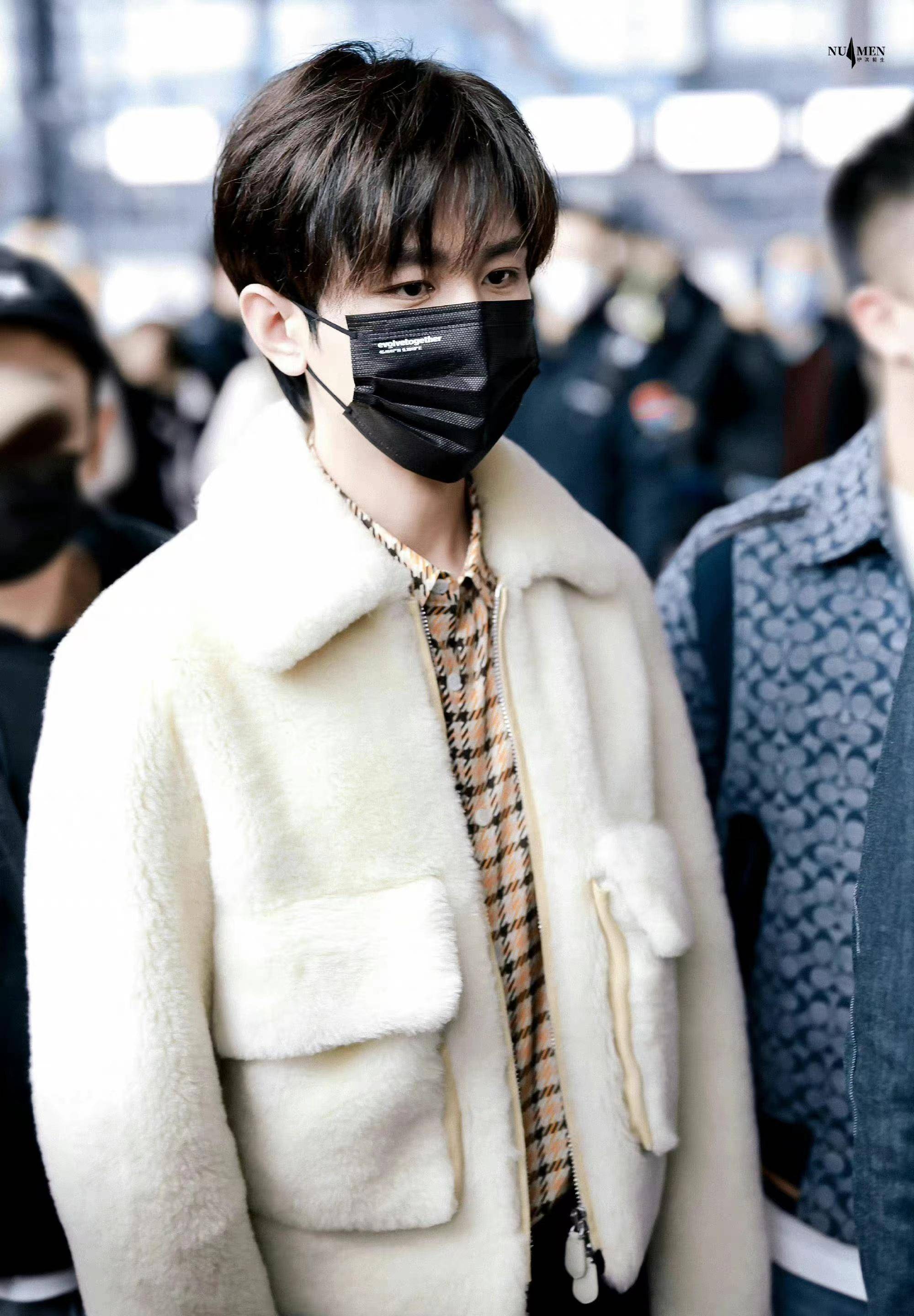 成毅赴巴黎时装周身穿格子衬衫加毛绒外套,时尚又帅气!