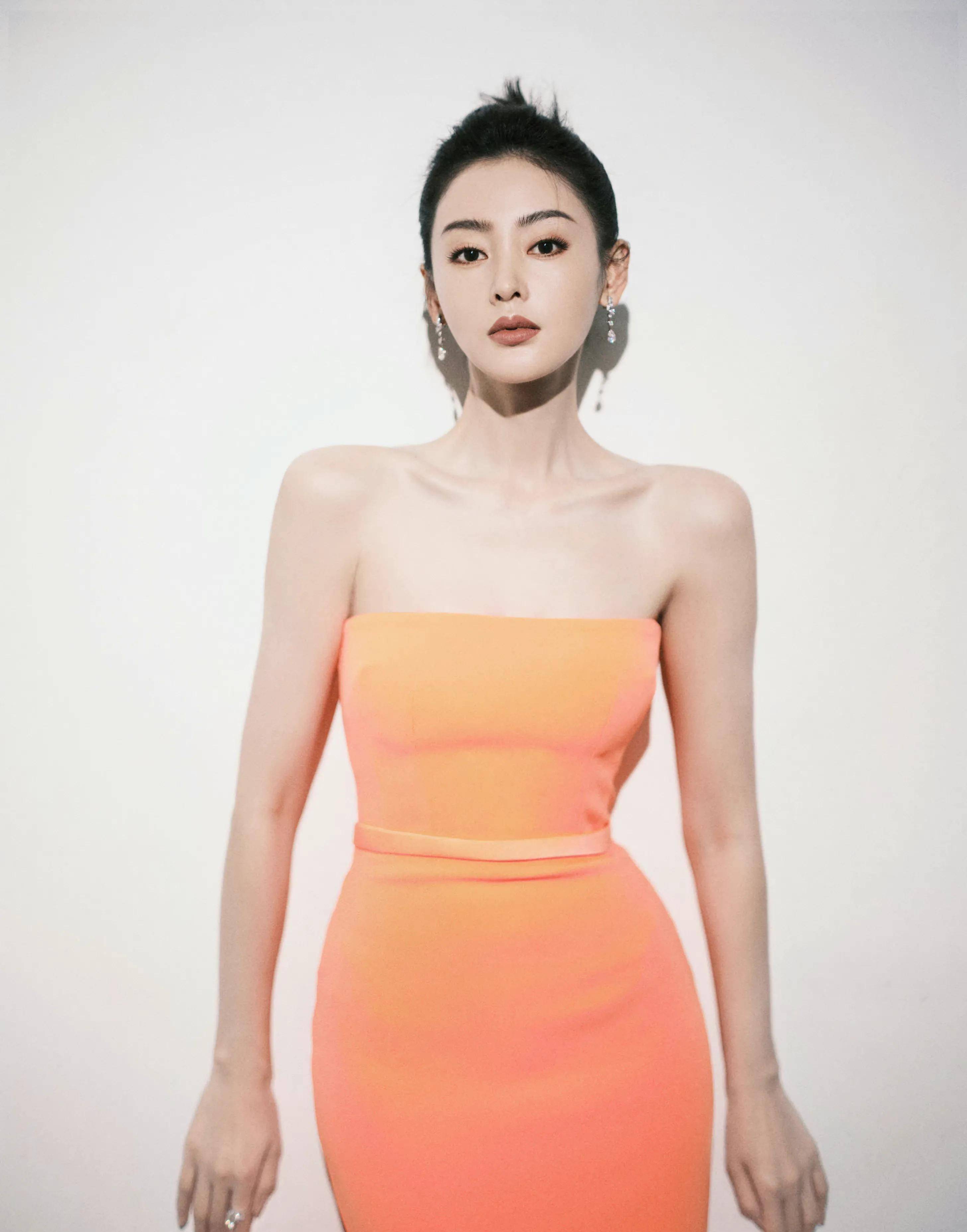 的贝雷帽造型就上了热搜,很多人都惊叹不已,觉得张天爱和李嘉欣很像