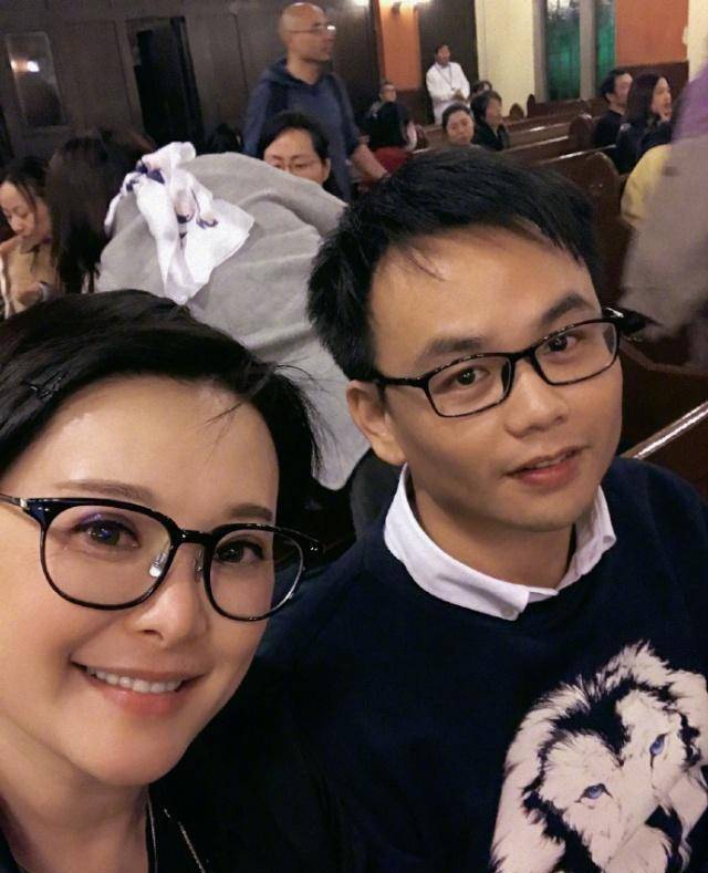 不过,自从与先生梁太平在一起后,能看出来袁立整个人都是容光焕发的