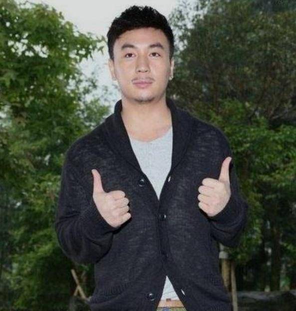 今身价过亿,还找了个年入千万富豪女友_释小龙_健身_小时候