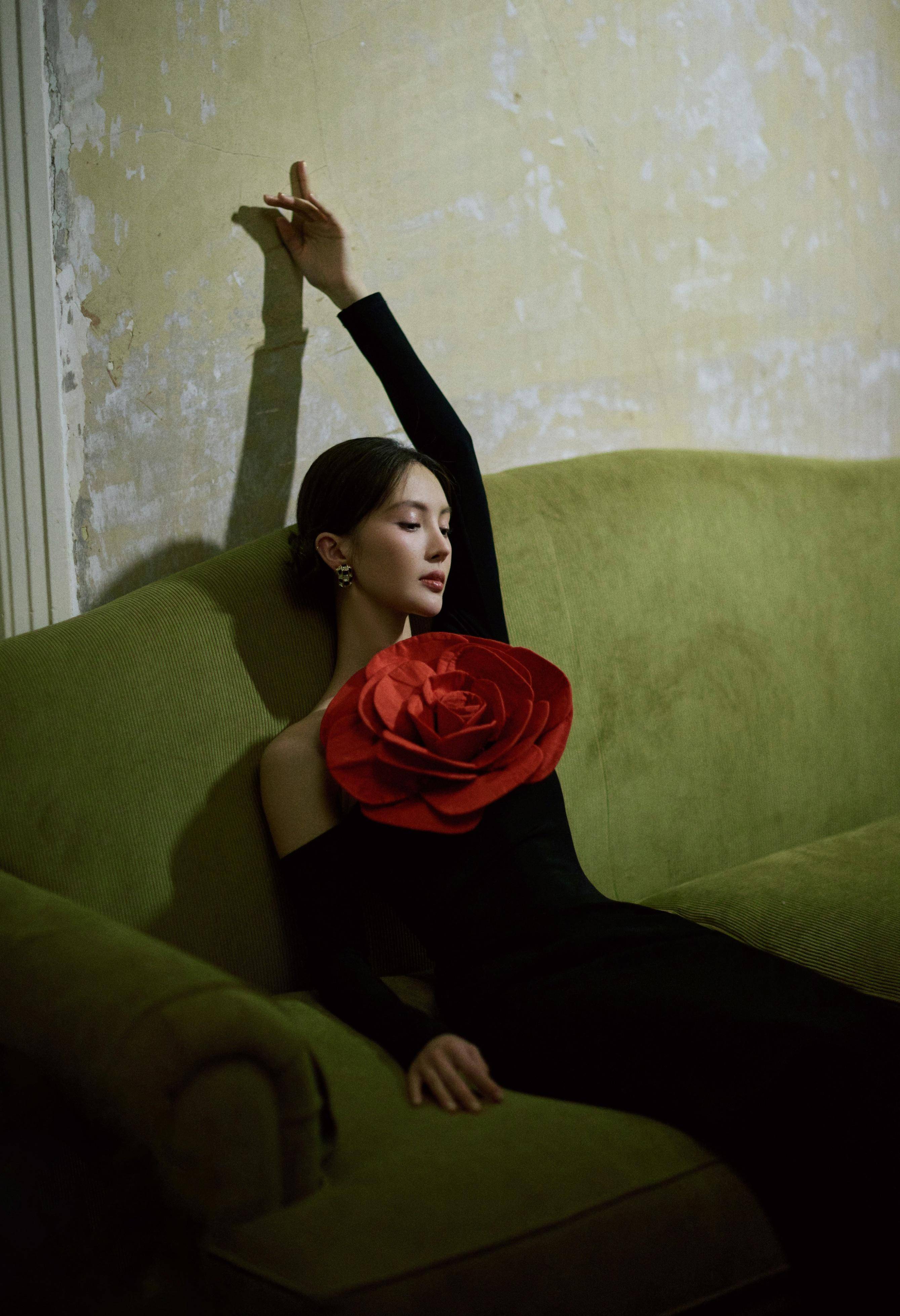 金晨黑色玫瑰礼服时尚动人