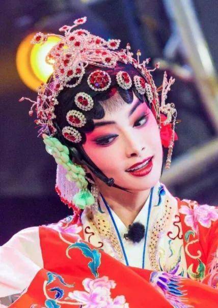 却转身进入娱乐圈,原因令人感慨_李沁_戏曲_文化课