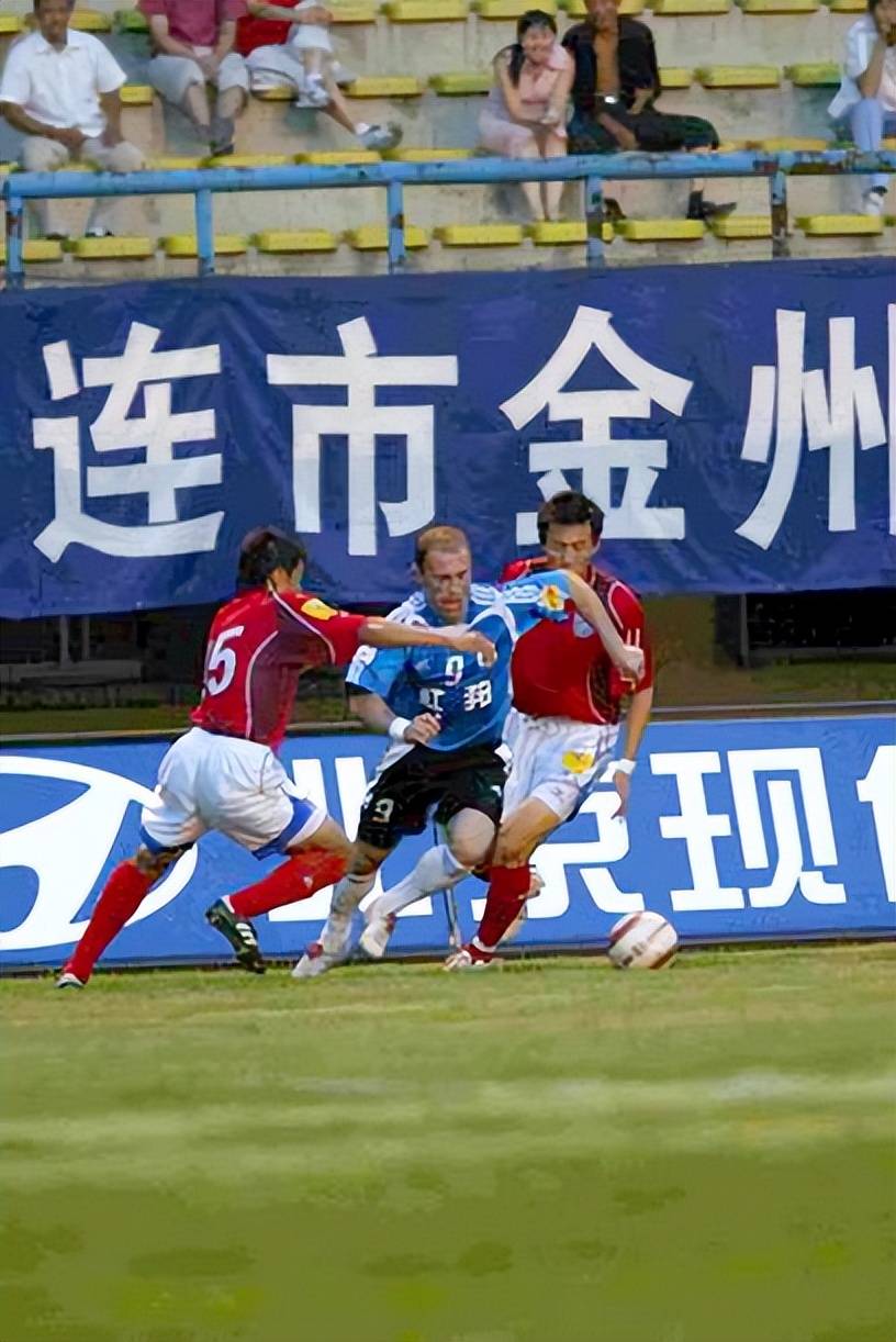 今天:2005年老扬建功 秦升用脸送乌龙,实德2-1青岛_比赛_禁区_曲波