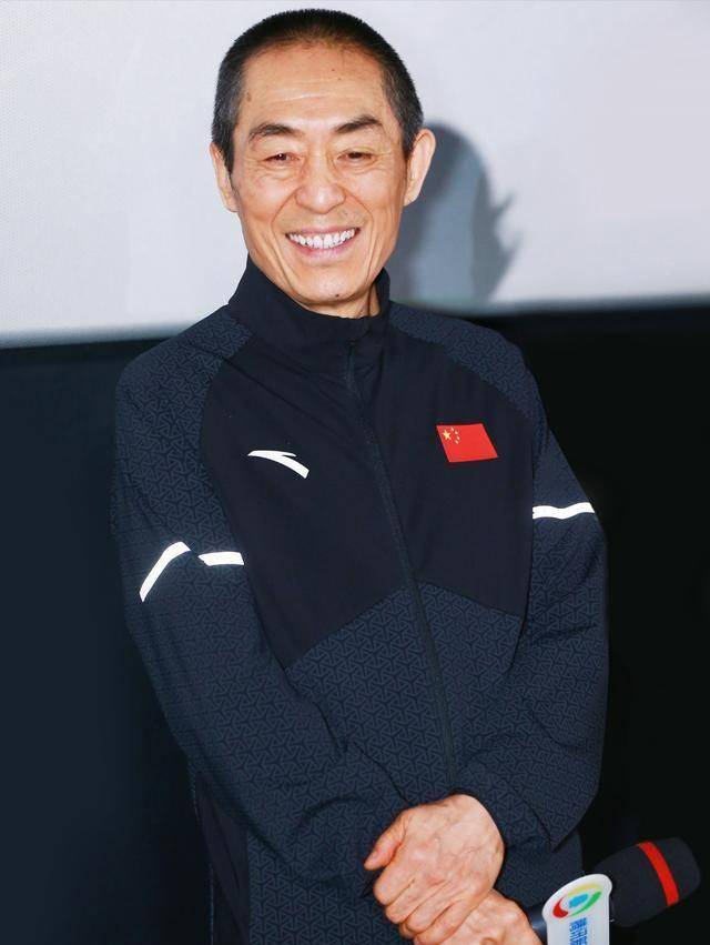 张艺谋和39岁娇妻现身购豪车,瘦成竹竿穿衣晃荡,脸色蜡黄_运动服_身材