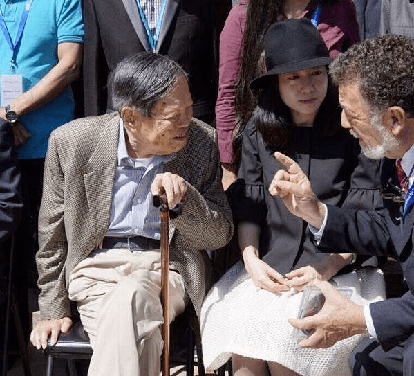 杨振宁跟好友聚会，翁帆素颜干净气质温柔，但脸终究是上了年纪！-杨振宁和翁帆的故事,是说什么的?