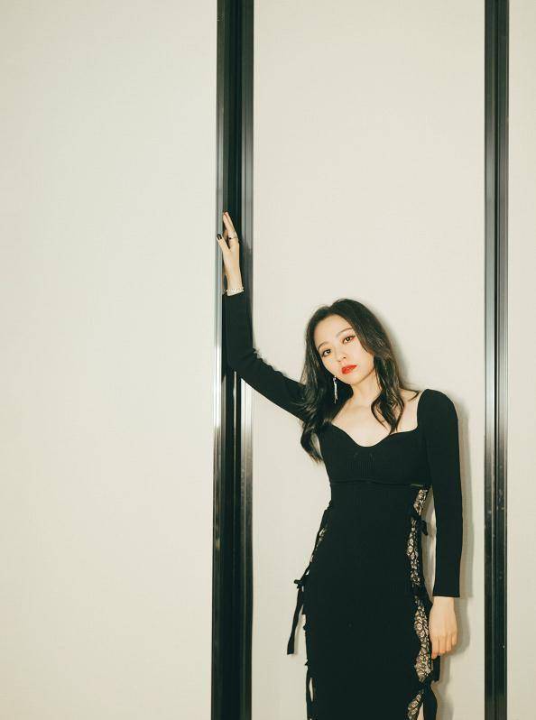 张靓颖单穿内衣挺亮眼,不过却暴露了小肚子和粗手臂,得不偿失_镂空_的