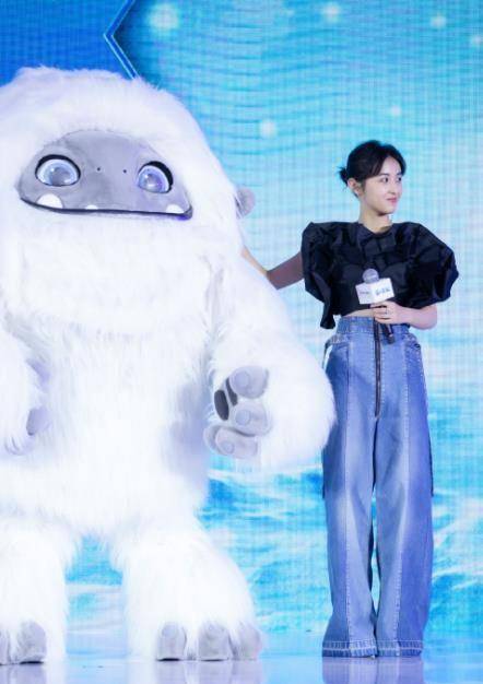 张子枫挑战10cm高跟,妖娆坐姿显成熟,盈盈一握小蛮腰a爆了!