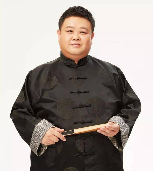 肚子上的脂肪极具视觉冲击力;今年的照片是孙越的戏照,同样的大肚子