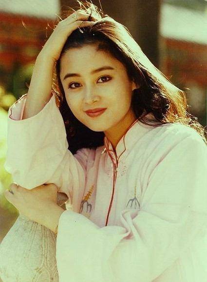 陈红挺着孕肚上位赶走倪萍,将杨幂赶出剧组,她究竟有何背景_陈凯歌