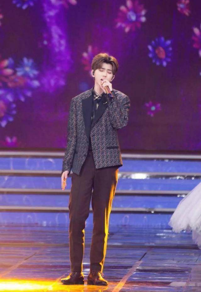 张艺兴和一向在大家面前表现十分亲密的男人帮闹掰?_蔡徐坤_杨幂_消息