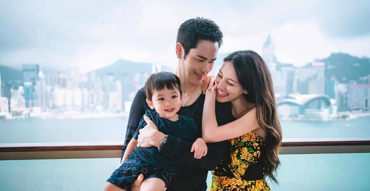 郑嘉颖陈凯琳为次子办百日宴,小儿子肉嘟嘟呆萌可爱,样貌像哥哥_妻子