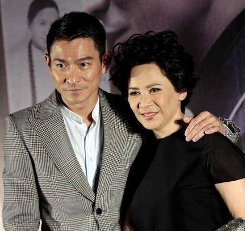 在刘德华落魄时,她借四千万给他还债,今老无所依华仔养她一生_叶德娴