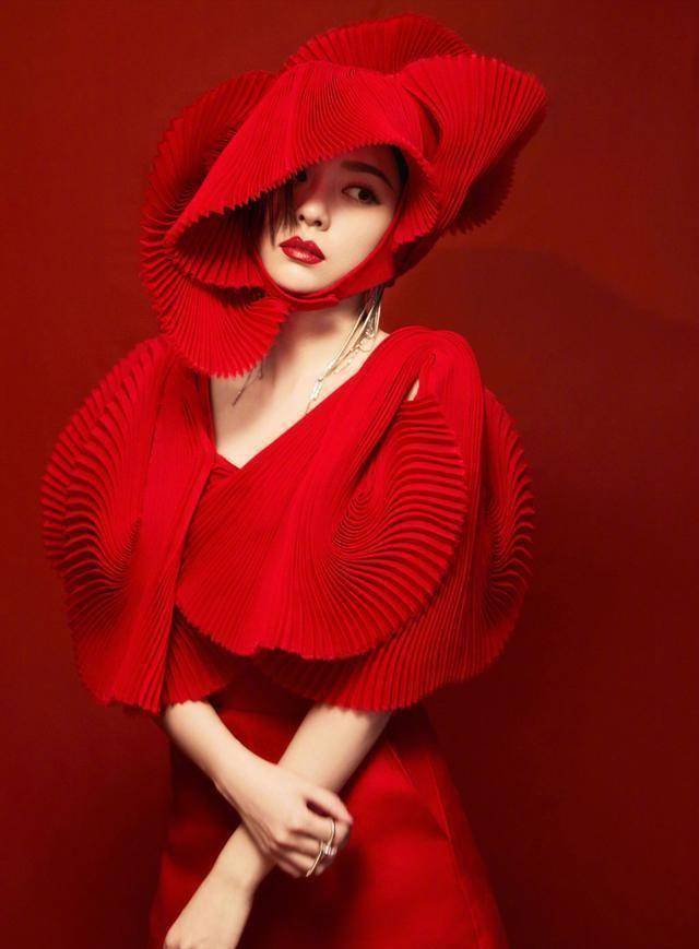 张靓颖用扇子装辞旧迎新,把"百折不挠"穿身上,重生决心有点大_衣服_设