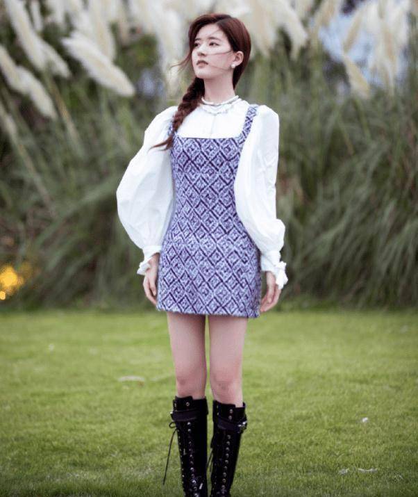 赵露思新拍大片,牛仔裤穿的无影无踪,谁敢说她腿粗_时尚_造型_黑色