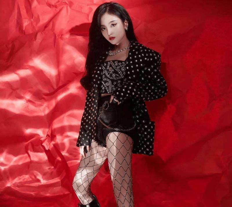 吴宣仪打破二次元风格,黑袜子搭配非常漂亮的明星礼服!