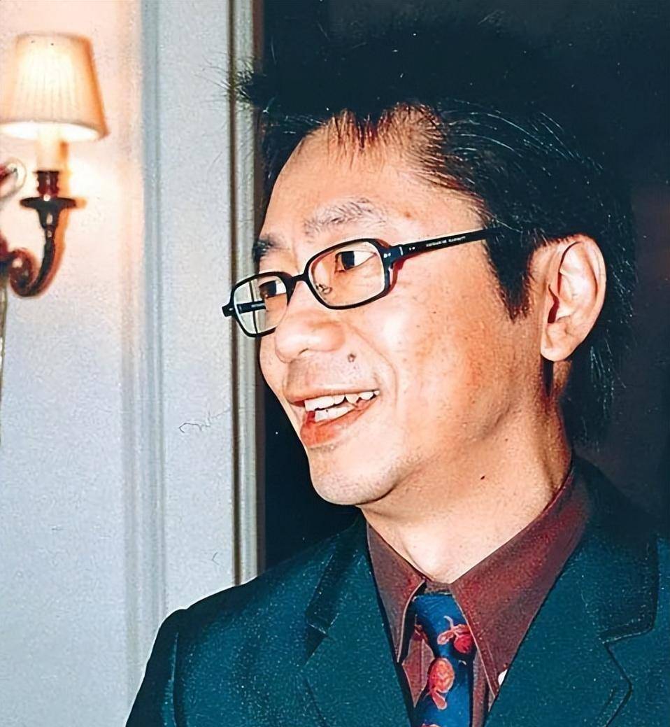 豪门丑闻霍文芳,以继子身份入霍家却犯错不断,被霍英东逐出家门_冯坚