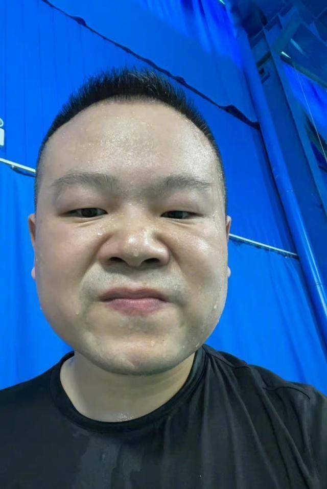 岳云鹏晒照庆祝37岁生日,脸盘圆润有光泽,众师兄弟都送来祝福_自拍