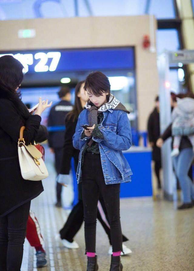 周冬雨机场造型玩出大长腿,却被"心机"粉丝大姐怼出一脸尴尬!