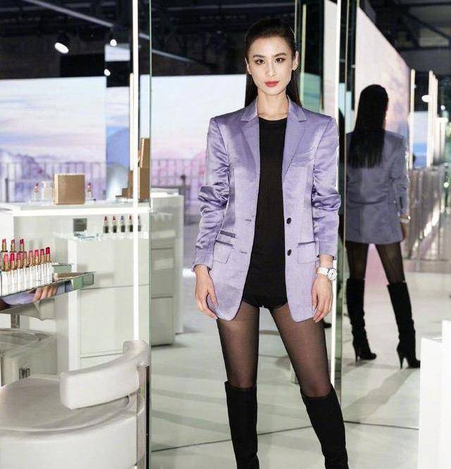 黄圣依终于挑战靓丽外型,穿着时尚袜子搭配紫色西装魅力十足!