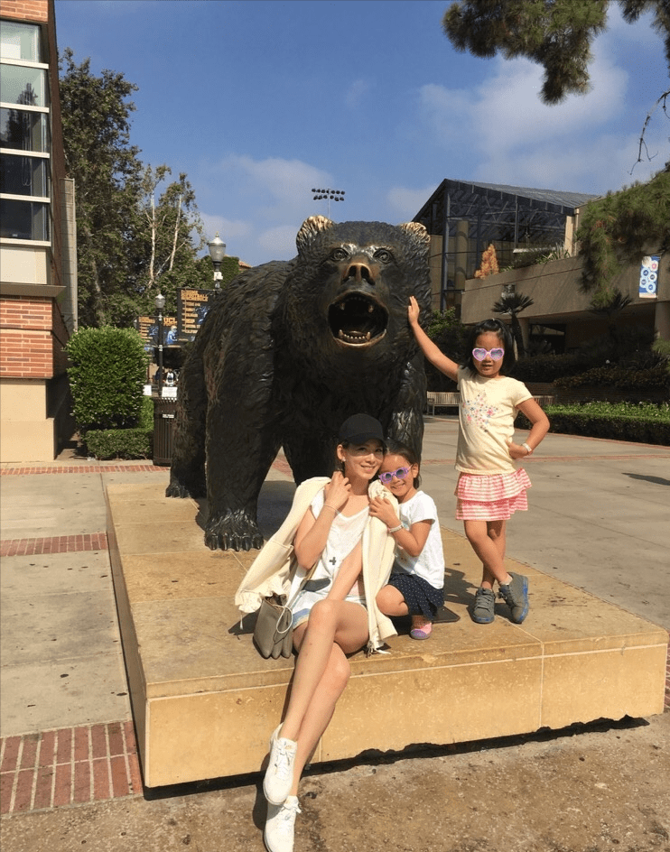 2006年,两人先在洛杉矶订婚,melody结婚,育有2个女儿.