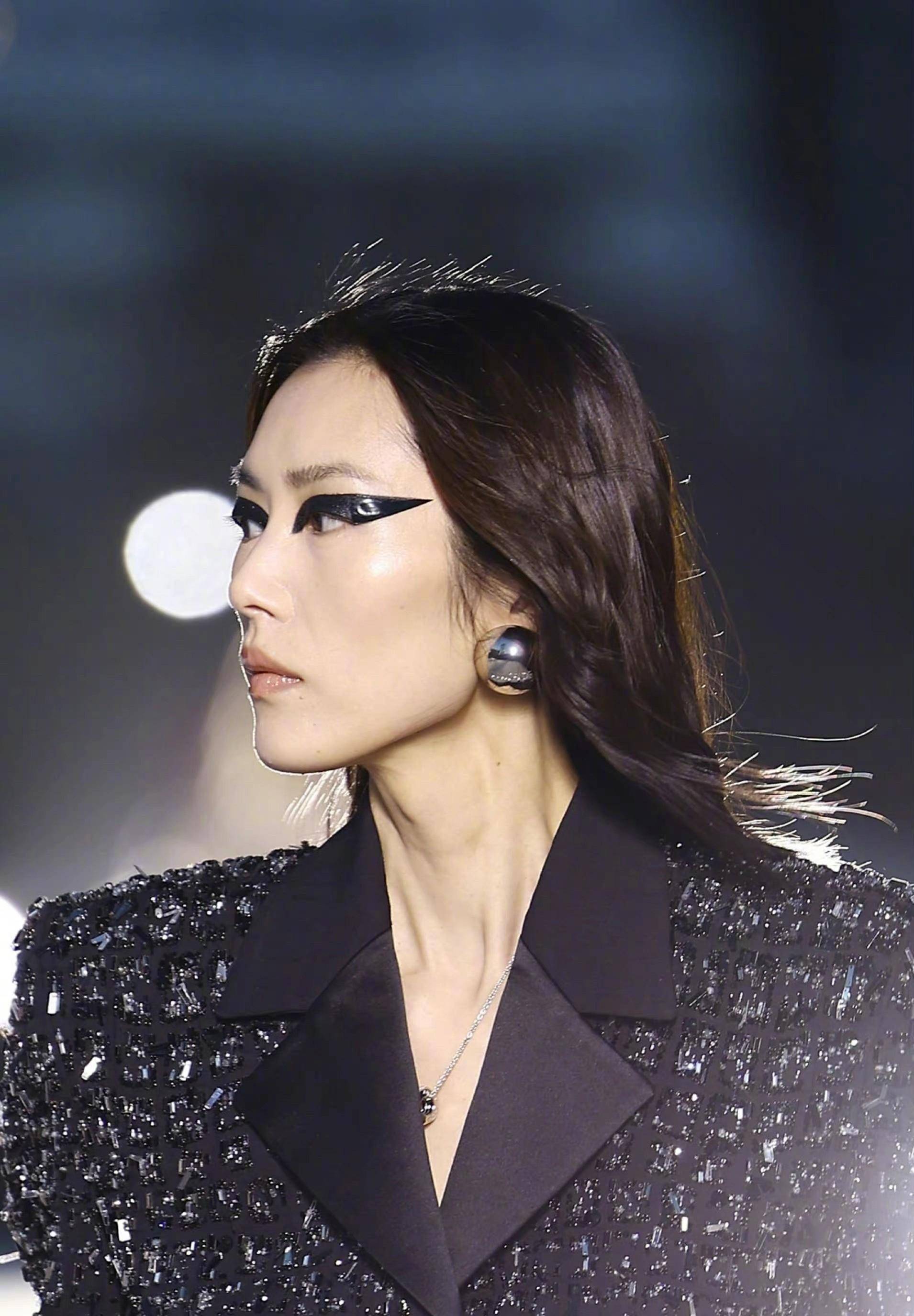 刘雯终于扳回一城,黑西装配猫眼妆气场全开,中国超模该有的样子_黑色