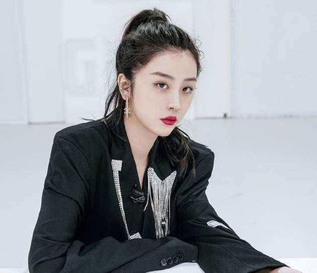 赵小棠手拿电子烟依然老烟手,踩踏国货,粉丝还为其辩解不犯法_名牌