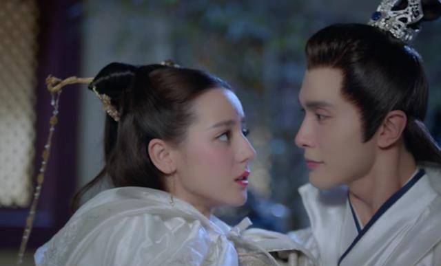 枕上书:迪丽热巴高伟光吻戏来袭!热巴的反应亮了,网友:初吻?