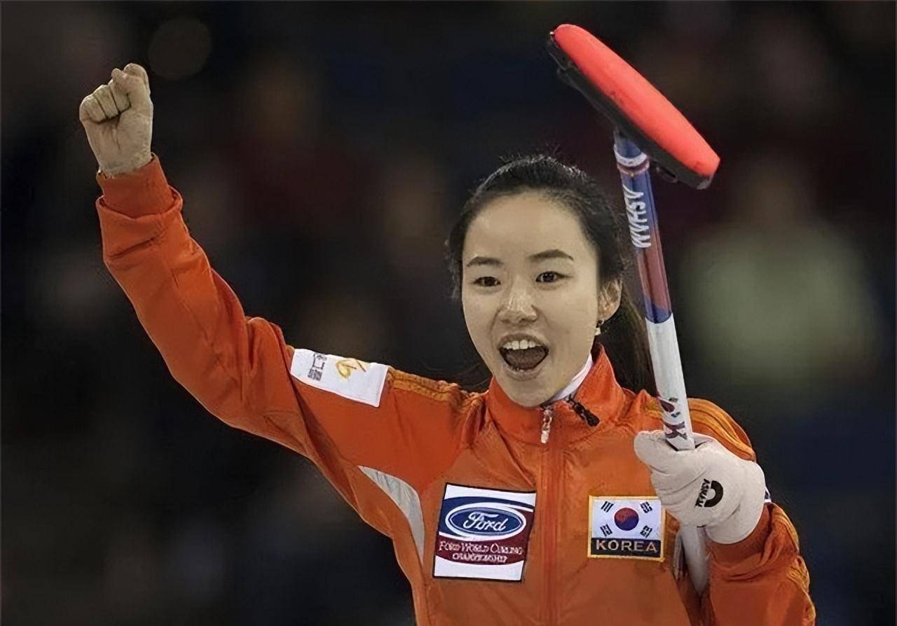 异国冰壶眷侣:韩国队长金智善倒追中国队长徐晓明,成为中国媳妇_比赛