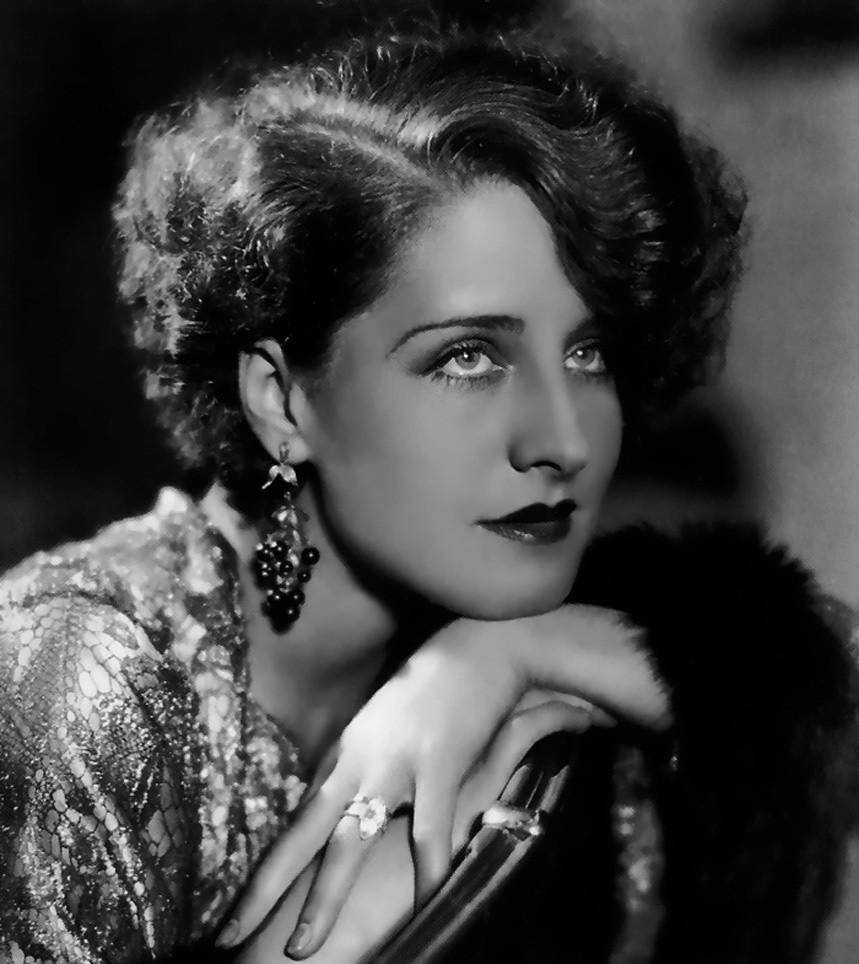 腰围仅有48cm的美人,曾以自己的胸部为自豪,被称为英国"梦露"_诺玛