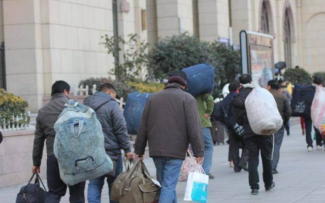 回顾湖南神童刘俊勇:辍学打工自封土皇帝,身边美女主动帮"挣钱"