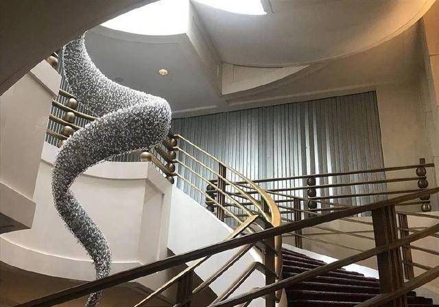 张馨予接亲现场曝光,何捷单膝跪地为新娘穿鞋,一句话甜齁现场_婚礼