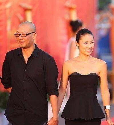 张雨绮在片场庆生不见新男友张钱豪,紧握已婚导演管虎的手切蛋糕_分寸