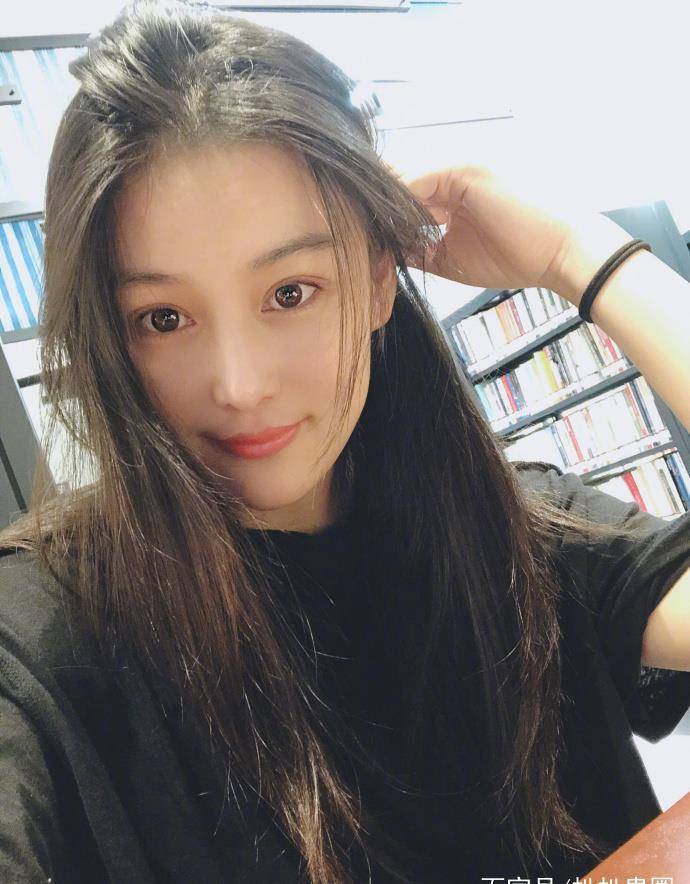 张馨予晒图书馆自拍照,不见孕肚难道已生产?_照片_网友_肚子