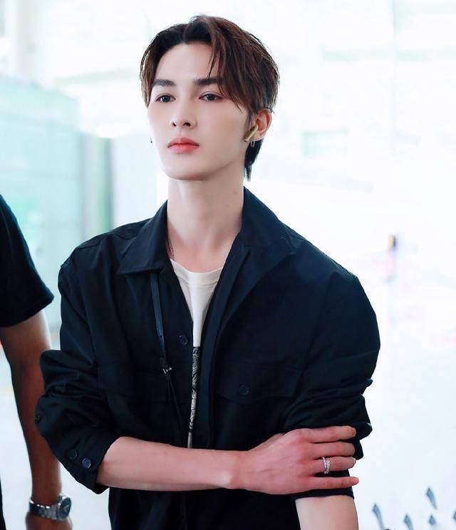 朱正廷真会打球,背着"兔子包"又酷又帅,孩子气?_个性_时尚_衬衫